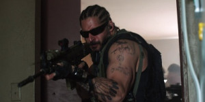 Joe Manganiello holds a FN SCAR-H as Grinder in Sabotage .