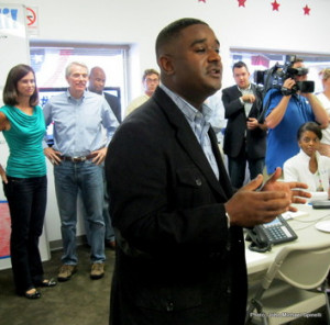 Mingo talks to volunteers as Sen Portman and wife Jane look on