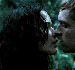 Katniss and Peeta kiss in Catching Fire (GIF)OMG SO SWEET AND GAHHH ...