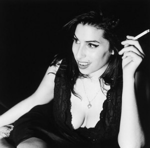 winehouse smoking pictures amy winehouse smoking photos amy winehouse ...