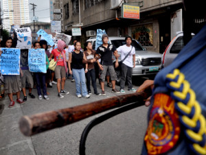 Hinarangan ng mga pulis ang mga demonstrador bago marahas na dinispers ...