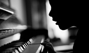 Learning to play piano ( Victor Bezrukov/flickr/CC-BY-2.0 )