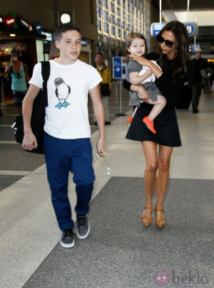Victoria Beckham En El Aeropuerto De Los Ángeles Con Harper Seven Y ...