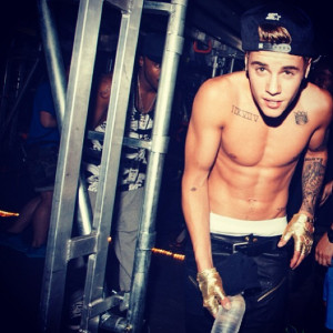Justin Bieber posa sem camisa e com a cueca à mostra (Foto: Instagram ...
