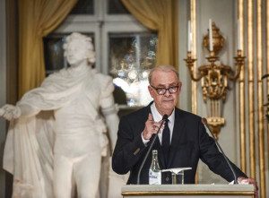 Patrick Modiano lors de son discours à Stockholm le 7 décembre.