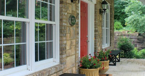 Front Porch Decorating Ideas: DIY wooden benches and planters flank ...