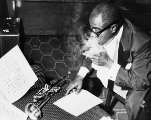 lo studio di louis armstrong il jazzista statunitense louis armstrong ...