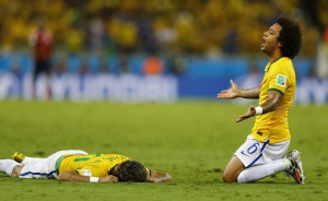 Neymar, à terre, après avoir été touché contre la Colombie ...