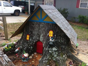 Mississippi family turns tree stump into garden gnome home http://t.co ...