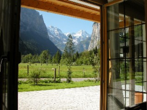 GLORIOUS VIEWS, STYLISH CHALET APARTMENT, SUMMER AND WINTER RETREAT