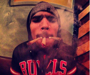 Chris Brown se desculpa por postar foto no Twitter fumando maconha