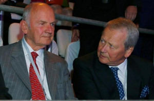 Volkswagen AG chairman Ferdinand Piech and Wolfgang Porsche (R) await ...