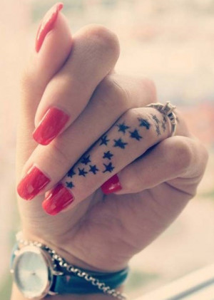 Cool small star tattoo designs: Finger tattoo ideas / Source