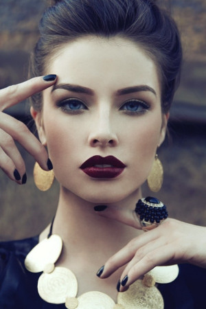 Lippenstift-Farbe Rot mit dunkleren Nuancen als die Rotweinsorten ist ...
