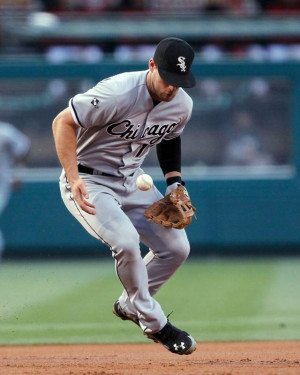 Chicago White Sox third baseman Conor Gillaspie bobbles a ground ball ...