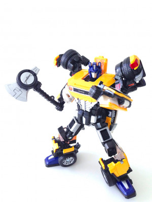 ... -fj-optimus-prime-32131 Transformers FJ Optimus Prime In-Hand