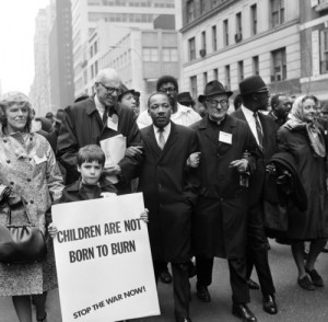 Dr. Martin Luther King protesting against U.S. war in Vietnam, New ...