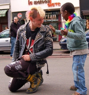 Ohne Worte: Punks pieksen nicht, Nieten schon