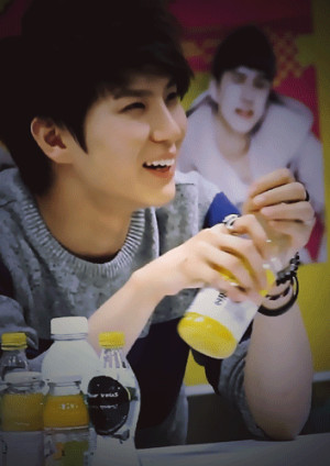 Leo VIXX cute smiling/laughing gif