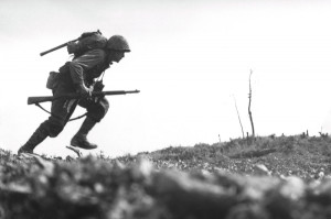 us ww2 trooper marine running 2943x1959 wallpaper