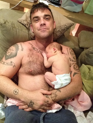Robbie Williams diventa papà, ecco la prima foto con la figlia ...