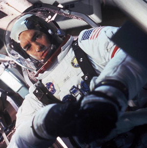 Tom-Hanks-Jim-Lovell-Apollo-13.jpg