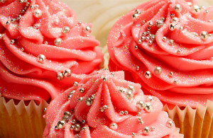 pinkfoods:Cupcakes with pretty pink frosting!