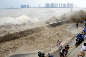 Massive Tidal Wave in China Stuns Spectators (19 pics)