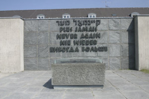 Dachau集中營“NEVER AGAIN”記念碑，1997