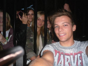 Louis visiting some fans in jail.