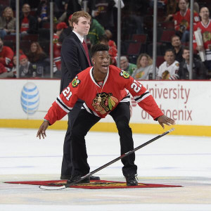 Jimmy Butler wins 'Shoot the Puck' at Hawks game ( pbs.twimg.com )