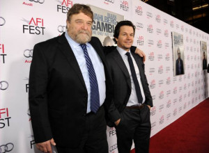 Imagen de Mark Wahlberg (derecha) acompañado de John Goodman ...