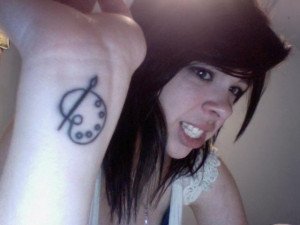 ... un tatouage sur le poignet d'une palette de peintre avec pinceau