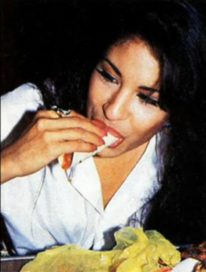 Selena Quintanilla-Pérez Selena eating tacos!!!