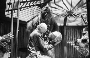 ... Behind the Scenes – Irvin Kershner with Chewbacca and C-3PO head