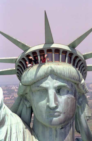 Description Nancy Reagan reopens Statue of Liberty 1986.jpg