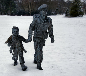 Foto Soldaat met Bloemenmeisje ! door fotogroep