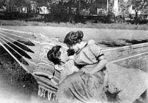 Description Women In Hammock romantic friendship.jpg