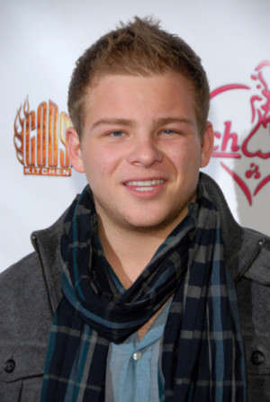 Jonathan Lipnicki Hairstyle, Makeup, Suits, Shoes and Perfume