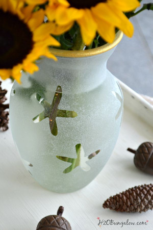 ... vase with gold trim. My new favorite vase! www.H2Obungalow #easyDIY