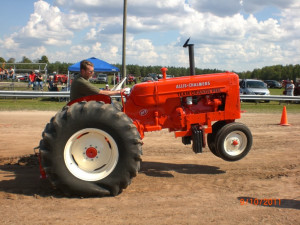 Allis Chalmers D17 pulling tractor