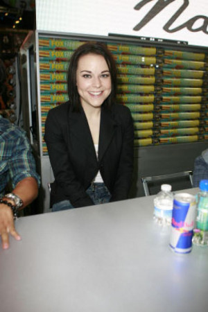Tina Majorino drinks Red Bull! And signs autographs at Comic-Con 2011 ...