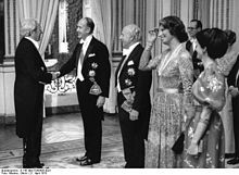 Valéry Giscard d'Estaing avec à sa gauche le président allemand ...
