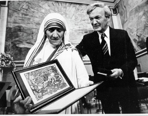 AP Photo. Mother Teresa (L), with Chairman of the Norwegian Nobel ...