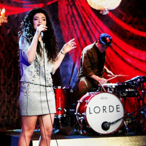 Singer Lorde performing on the Ellen showwearing Holiday 2013 ...