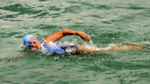 Diana Nyad swimming in the Florida Straits on Mon., Aug. 20, 2012 ...