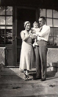 1931 yılından bir çekirdek aile fotoğrafı.