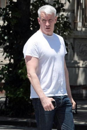 Anderson Cooper strolls before hopping on his bicycle in New York City ...