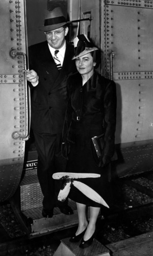 David O Selznick (May 10, 1902 - June 22, 1965) arrives in Los Angeles ...