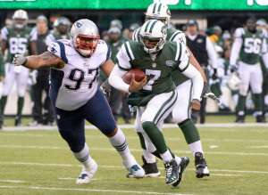 , NJ, USA; New York Jets quarterback Geno Smith (7) runs past New ...